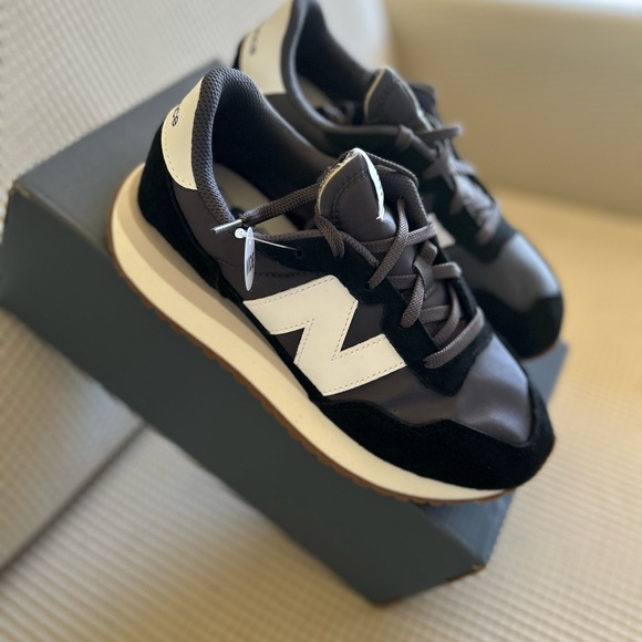 New Balance - Picture 2 of 8